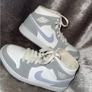 Woman’s Air Jordan 1 Mid 'Wolf Grey
Aluminum'